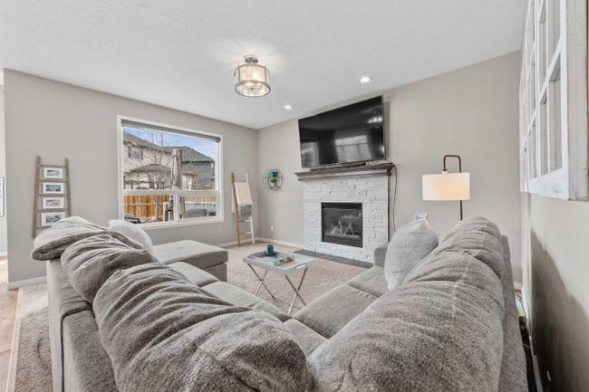 180 Cranston Gate Se, Home with 3 bedrooms, 2 bathrooms and 4 parking in Calgary AB | Image 3