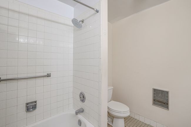 APT-102 - 3801 Appian Way, Home with 2 bedrooms, 2 bathrooms and null parking in Glenview IL | Image 18