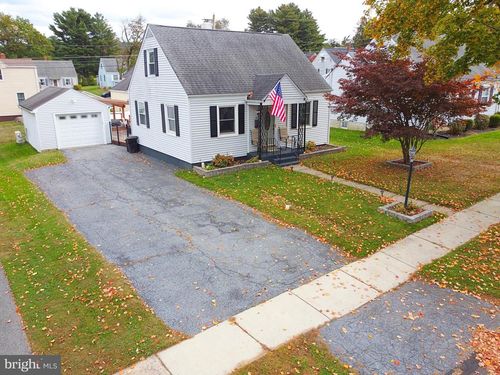 457 Maple Rd, Hellertown, PA, 18055-1918 | Card Image