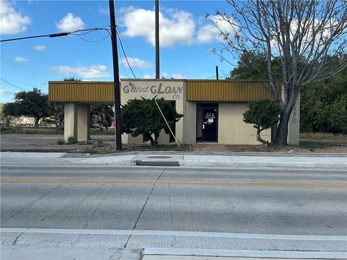 214 S Dr E E Dunlap St, San Diego, TX, 78384-2802 | Card Image