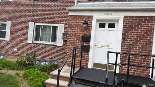 30g22-7442 260th St, Glen Oaks, NY, 11004-1123 | Card Image