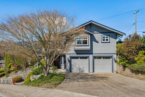 954 Tudor Ave, North Vancouver, BC, V7R1X7 | Card Image