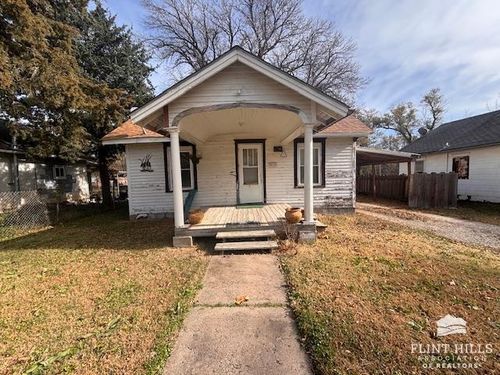 210 S 10th St, Herington, KS, 67449-2522 | Card Image