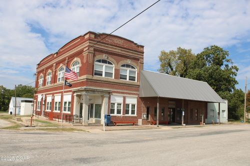 102 N Commercial St, Kincaid, KS, 66039-6226 | Card Image