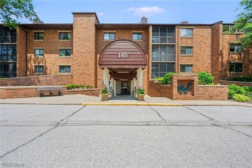 203c-140 Fox Hollow Dr, Mayfield Heights, OH, 44124-4132 | Card Image
