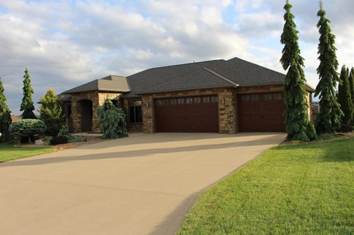 1559 Crown Ridge Dr, Sioux Center, IA, 51250 | Card Image