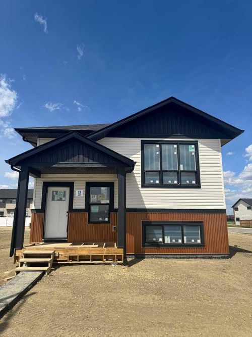 19 Ian Way, Sylvan Lake, AB, T4S0W5 | Card Image