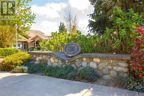3-3633 Cedar Hill Rd, Victoria, BC, V8P3Z3 | Card Image
