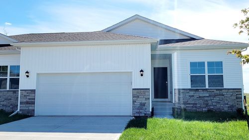 493 Kinley Dr, Waukee, IA, 50263-7404 | Card Image