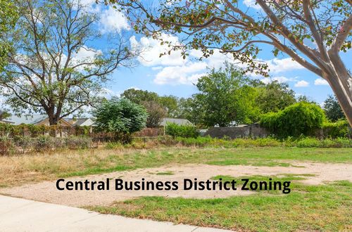 105 N Orange St, Fredericksburg, TX, 78624-3763 | Card Image