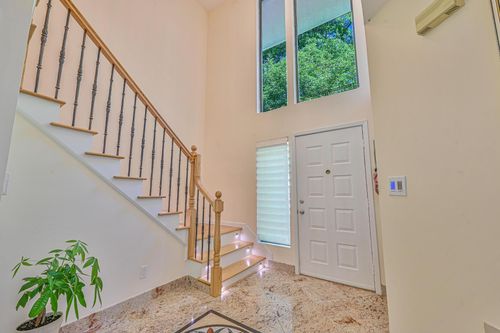 16 Wimbledon Dr, Roslyn, NY, 11576-3083 | Card Image