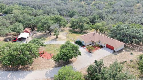 421 Ringaskiddy Cir, Floresville, TX, 78114-6734 | Card Image