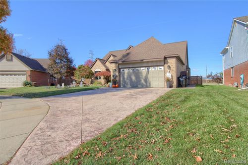 26630 Coachlight St, Woodhaven, MI, 48183-4391 | Card Image