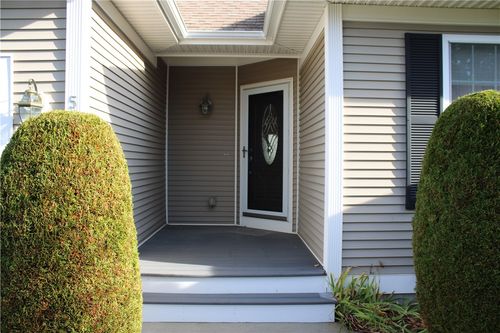 5 Kristin Ct, Coventry, RI, 02816-6092 | Card Image