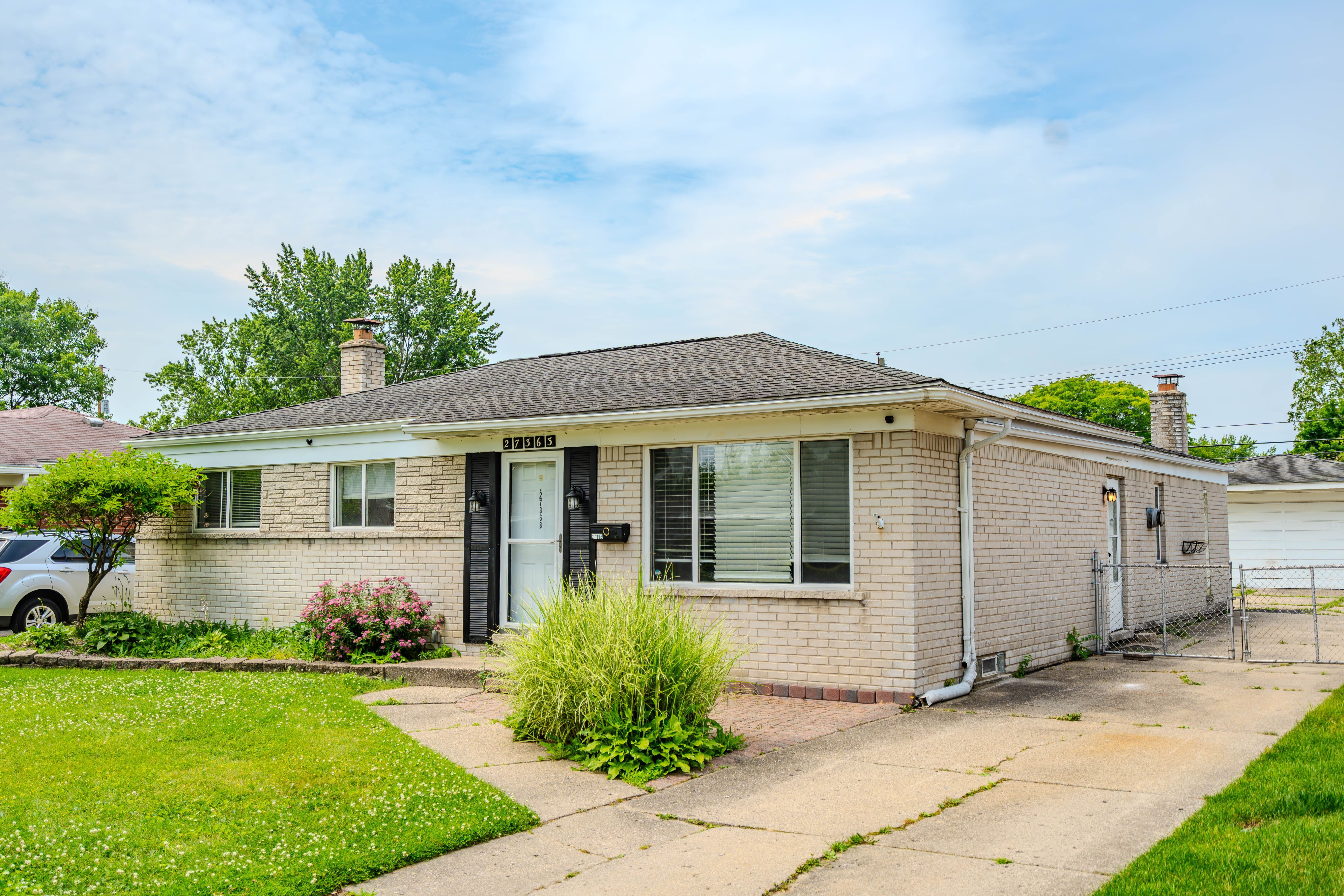 Marilyn Dr, Warren, MI 48093
