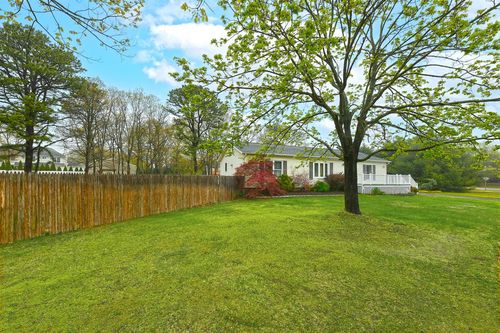 1 Mews Ct, Holtsville, NY, 11742-1900 | Card Image