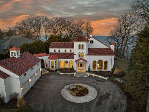 7032 N Barnett Ln, Fox Point, WI, 53217-3605 | Card Image