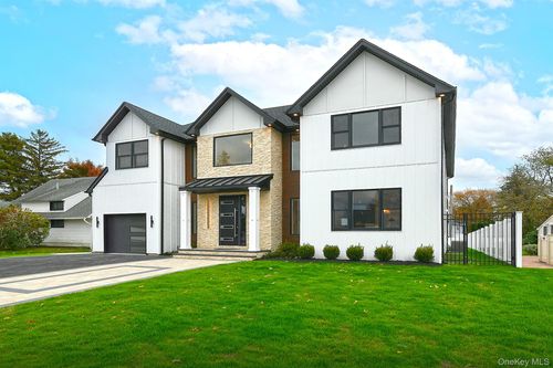 39 Forest Ln, Westbury, NY, 11590-6532 | Card Image