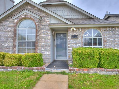 2102 Lakecrest Dr, Moore, OK, 73170-7460 | Card Image