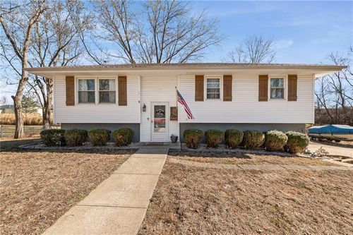 325 Matthews Ln, Gower, MO, 64454-9158 | Card Image