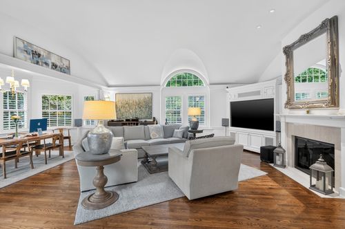 97 Arnold Rd, Wellesley, MA, 02481-2820 | Card Image