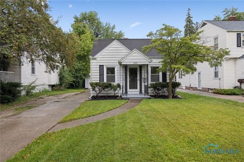 2227 Castlewood Dr, Toledo, OH, 43613-3903 | Card Image