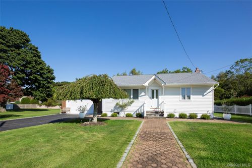 275 Maier Pl, Southold, NY, 11971-2955 | Card Image