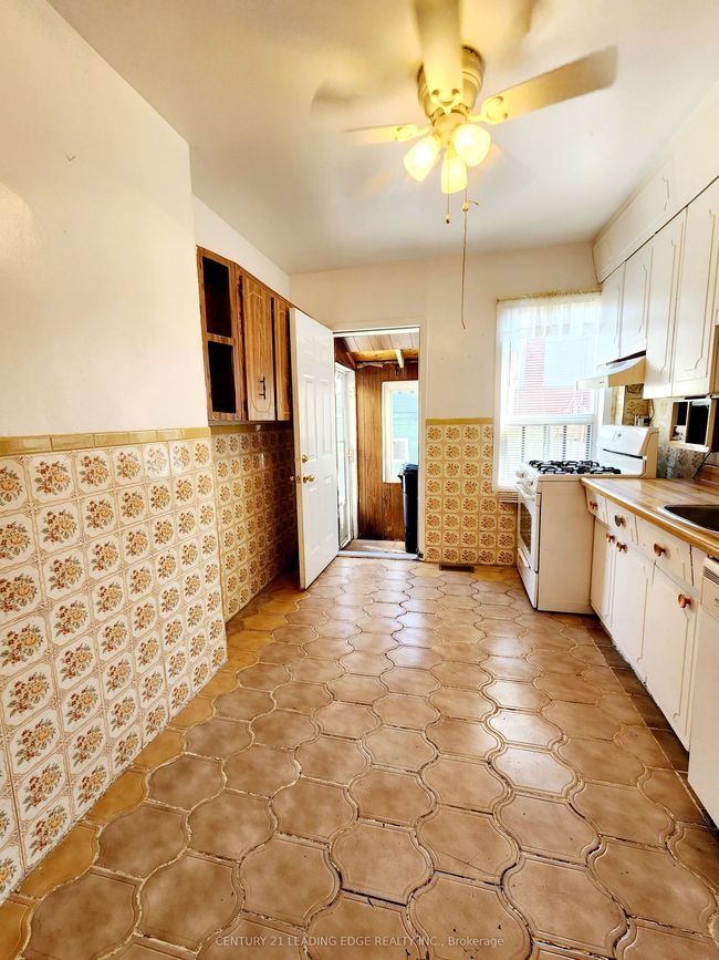 635 Coxwell Ave, House attached with 3 bedrooms, 2 bathrooms and null parking in Toronto ON | Image 12