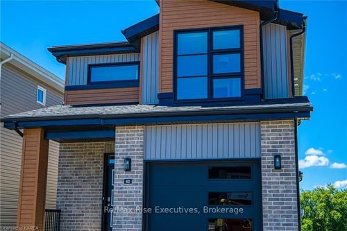 40 Erie Crt, Amherstview, ON, K7N0E3 | Card Image
