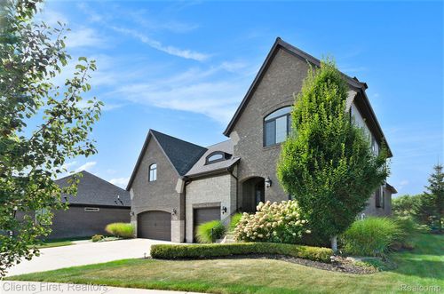 60975 Stonecrest Dr, Washington Twp, MI, 48094-1548 | Card Image