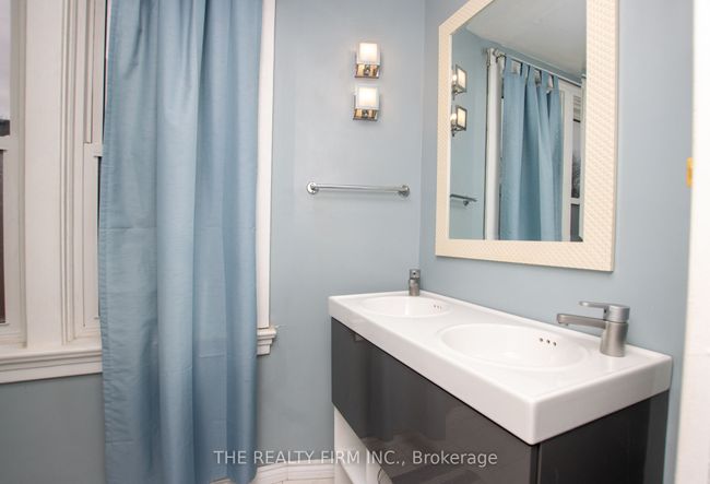 666 Lorne Ave, Home with 5 bedrooms, 3 bathrooms and 1 parking in London ON | Image 24
