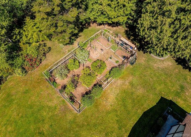 FENCED GARDEN | Image 71