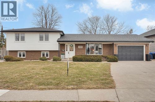 3868 Howard, Windsor, ON, N9G1N7 | Card Image