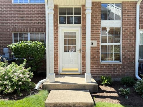 5 Dewalt Ct, Elmhurst, IL, 60126-5619 | Card Image