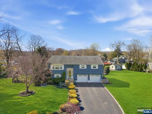 1 Chalen Ct, Pompton Plains, NJ, 07444-1621 | Card Image