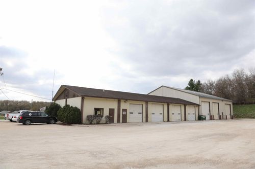 802 Pole Line Rd, Decorah, IA, 52101-9538 | Card Image