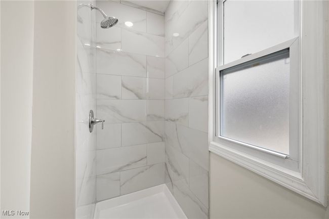Bathroom with tiled shower | Image 14