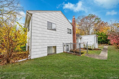 85 Hawthorne St, Selden, NY, 11784-1334 | Card Image