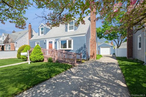 23 Gables Dr, Hicksville, NY, 11801-3215 | Card Image