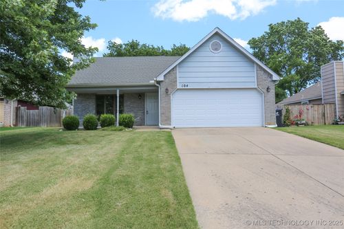 104 E Laredo Pl, Broken Arrow, OK, 74012-7957 | Card Image