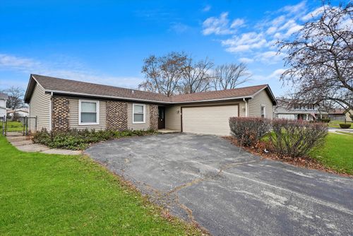 8218 N Carrolton Ct, Hanover Park, IL, 60133-2335 | Card Image