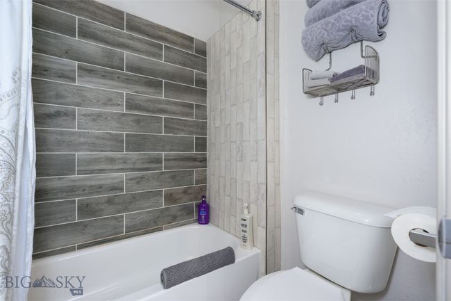 1 Bedroom Apartment/Garage Bathroom in Bedroom | Image 52