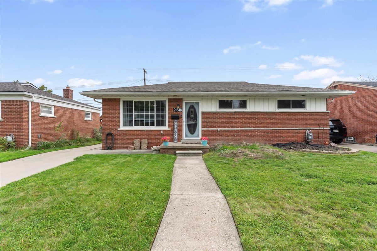 Barton St, Saint Clair Shores, MI 48081