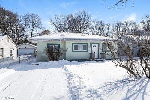 931 Crestline Dr, Akron, OH, 44312-3135 | Card Image