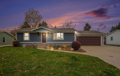 8541 Woodhaven Dr Sw, Byron Center, MI, 49315-8639 | Card Image