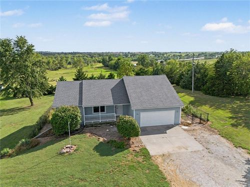 21051 Hemphill Rd, Tonganoxie, KS, 66086-5043 | Card Image