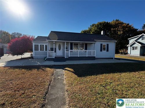 1027 Chipperfield Dr, Stroudsburg, PA, 18360-1145 | Card Image