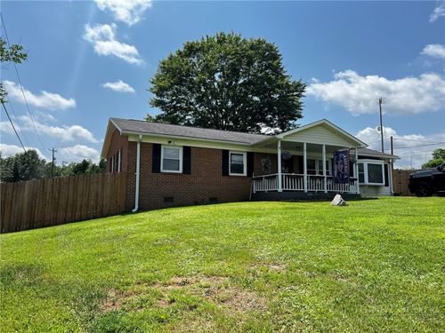 118 Badgett Ave, Mount Airy, NC, 27030-9206 | Card Image