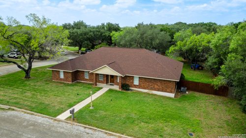 1233 Oakcrest Dr, Pleasanton, TX, 78064-3949 | Card Image