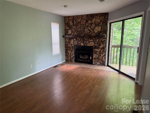 1420 11th Street Dr Nw, Hickory, NC, 28601-2271 | Card Image